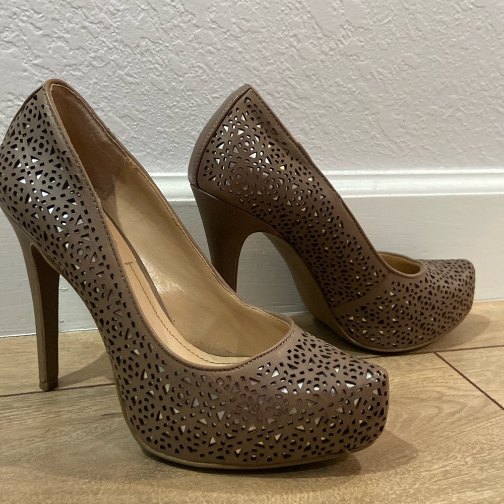 BCBG Pumps Nude with silver.